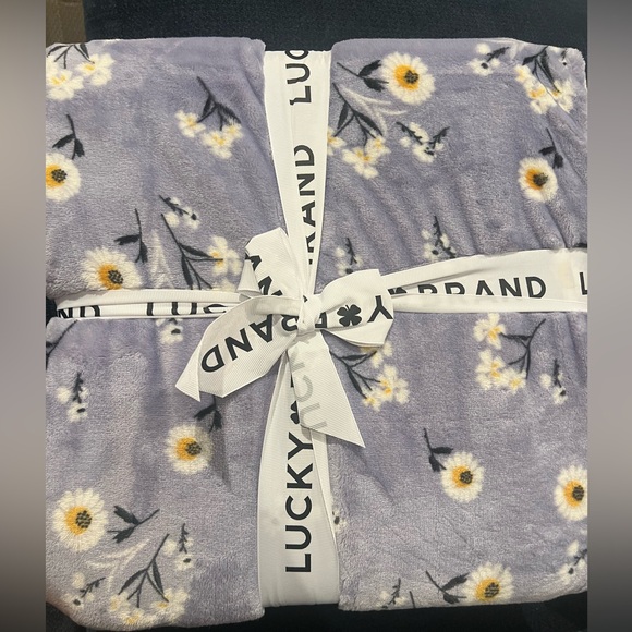 NWT Lucky Brand Daisy Plush‎ Blanket size Twin - Picture 1 of 2
